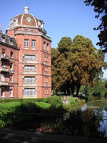 De Familistère de Guise naast de Oise.