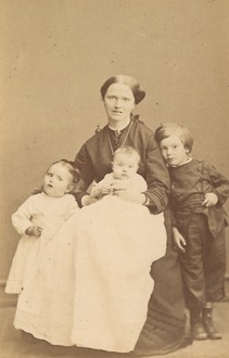 John Forsell som barn (till höger) med sin mor Axeline och småsystrarna Anna och Helena
