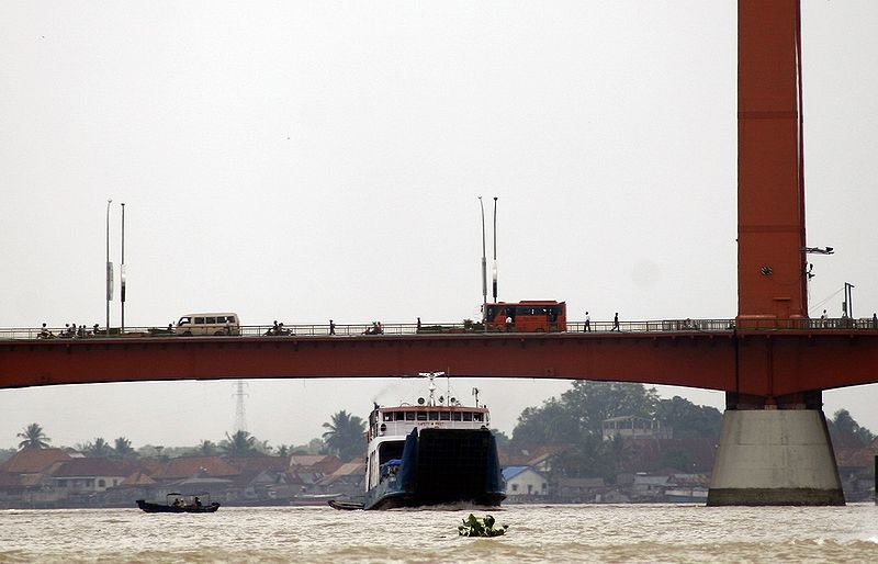 File:Ferry passing through under ampera bridge.jpg