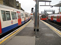 Rollend materieel van de Metropolitan Line (l) en Jubilee Line (r)