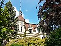 Villa mit Garten im landschaftlichen Stil mit Wasserbecken, Gehölzbestand, Einfriedungszaun und Pforte