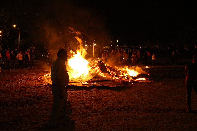 File:Fogueira de San Xoán na Praia do Vao, en Vigo - 27844255746.jpg