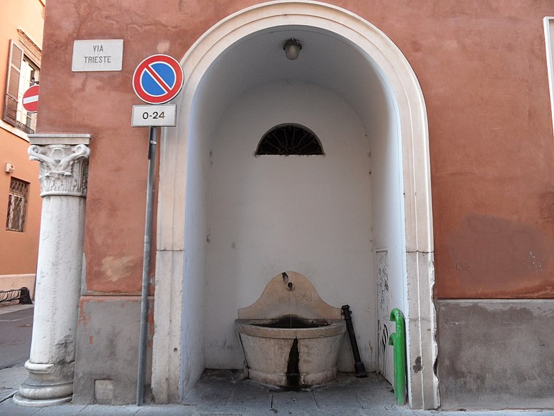 File:Fontana in Via Trieste - panoramio.jpg