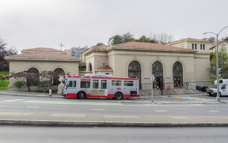 File:Forest Hill station headhouse HDR, January 2018.jpg