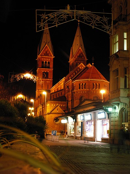 File:Frančiškanska cerkev nocą.JPG