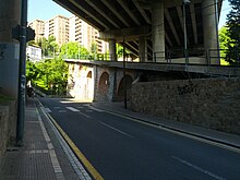 Funicular arches with highway overpass above (18437903474).jpg