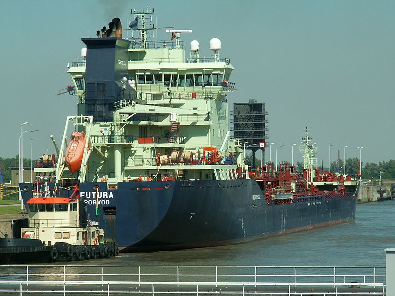 File:Futura IMO 9255282 in the Beredrecht lock, Antwerp, Belgium 17-Jun-2006.jpg