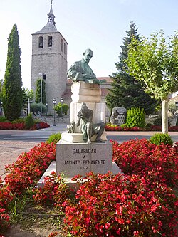 Galapagar - Plaza de la Constitucion, Monumento a Jacinto Benavente 2.jpg