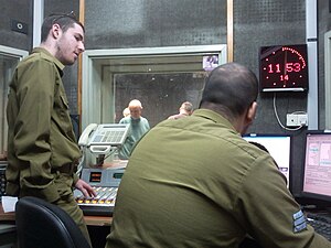إذاعة الجيش الإسرائيلي تطرد مذيعة تعاطفت مع الفلسطينيين 300px-Galei_Zahal_studio_in_January_2011