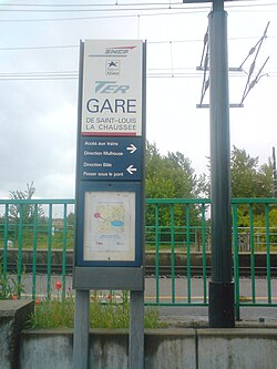 Board at the entrance to the eastern platform