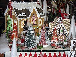 O casă de turtă dulce cu un pom de Crăciun