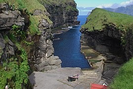 Hafen in einer Felsspalte bei Gjógv