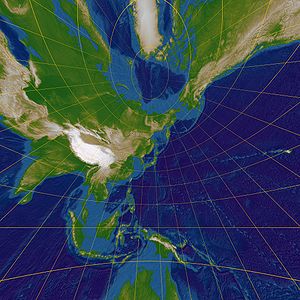 Figure 3. Projection gnomonique oblique (centrée ici sur un point de l'île centrale du Japon). Le parallèle géographique passant par le Japon est un arc d'hyperbole, ceux au nord du Japon sont projetés en ellipses, l'équateur est représenté par une droite horizontale dont le point central sur la carte correspond à la péninsule ouest de la Papouasie occidentale en Indonésie, les autres parallèles au sud du Japon sont représentés en hyperboles axées sur le méridien central et réparties de chaque côté de l'équateur.