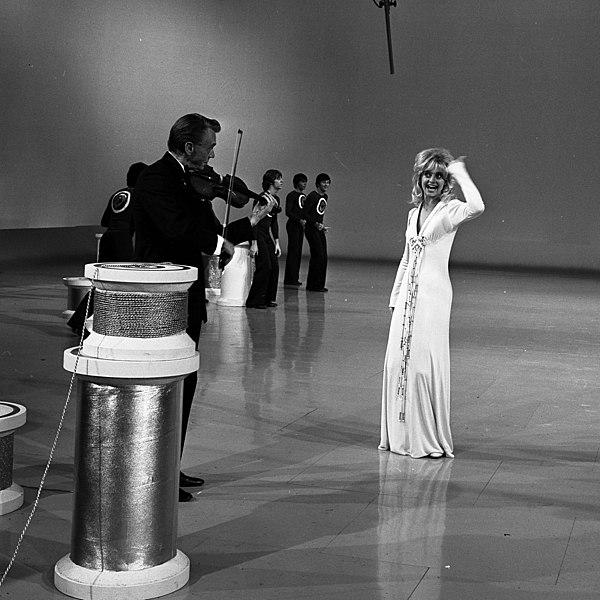 File:Goldie Hawn rehearsing with her father Edward Rutledge Hawn.jpg