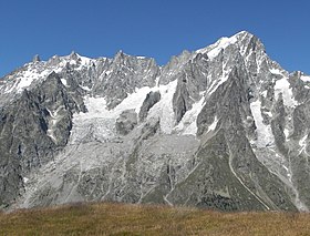 Vue de la face sud des Grandes Jorasses avec le glacier de Planpincieux à gauche.