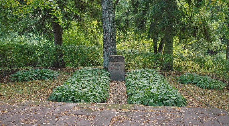 File:Grave of Kauguri rebels (3).jpg