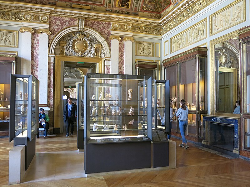 File:Greek antiquities in the Louvre - Room 38 D201903.jpg