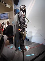Vista lateral del traje de vuelo Gryphon