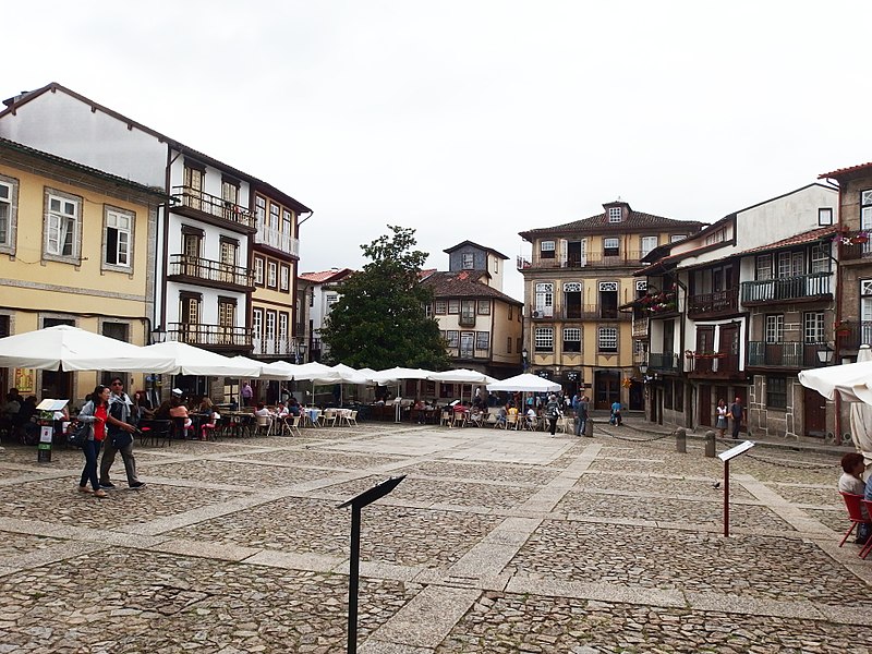 File:Guimarães, Largo da Oliveira (4).jpg