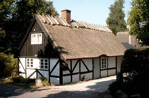 Sved house. Реалии жилищ в Британии. Дом Тотеша. House in the Village. Слоучи House.