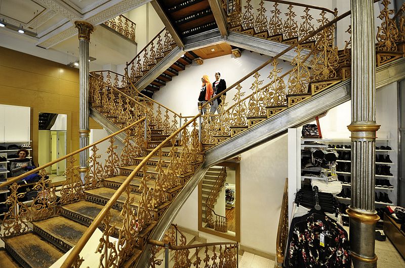 File:Haasův obchodní dům v Praze, Na Příkopě 4 (schodiště).jpg