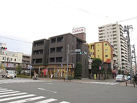 八幡宿交差点。鍋屋横丁。