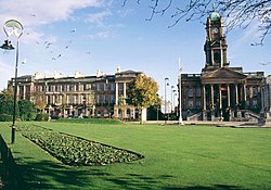 Ayuntamiento de Birkenhead (derecha) en Hamilton Square.