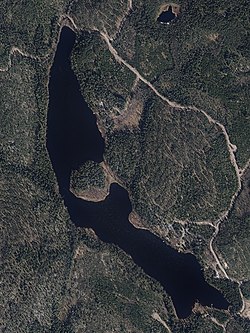 Maanmittauslaitoksen ortoilmakuva Hangasjärvestä. Kuvan ylälaidassa näkyy Hangasjärveen laskeva nimetön lampi.