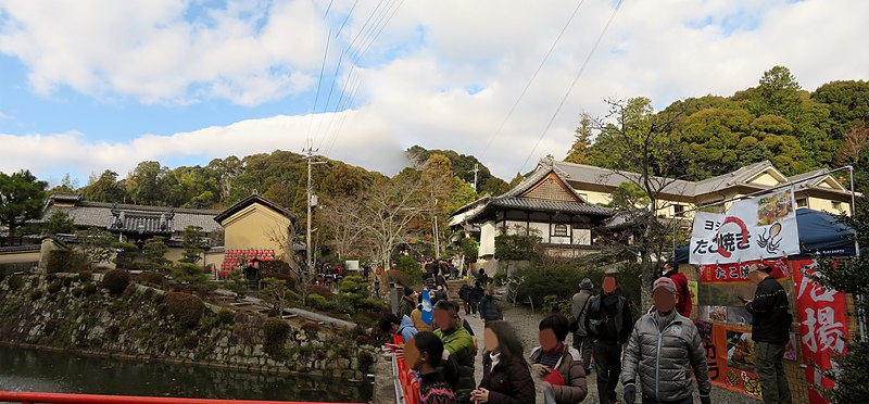 File:Hatsumōde at Chōkyūji on 1st January 2020.jpg