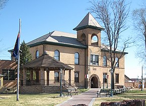 Histórico palacio de justicia y museo del condado de Navajo cropped.jpg