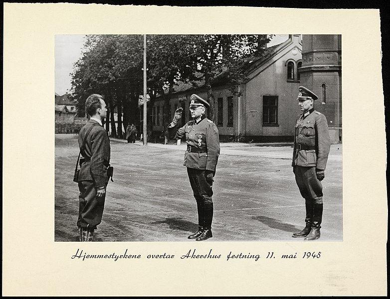 File:Hjemmestyrkene overtar Akershus festning 11. mai 1945 (10852367696).jpg