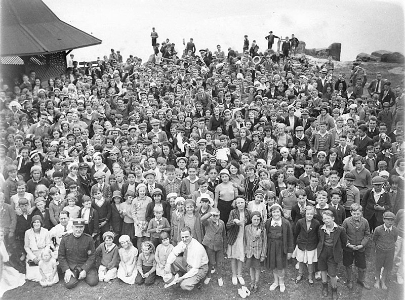 File:Huge crowd at one of the many Sam Lands 2KY picnics, c.1930 by Sam Hood. (25751960788).jpg