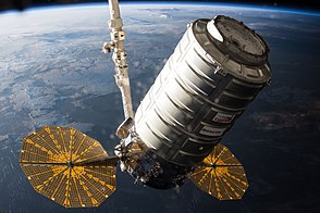 Cygnus-kapselia telakoidaan ISS:ään Canadarm2-robottikäsivarrella 26. maaliskuuta 2016.