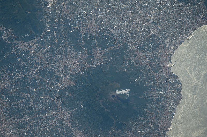 File:ISS048-E-12664 - View of Italy.jpg