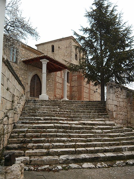 File:Iglesia en Valdepeñas de la Sierra.jpg