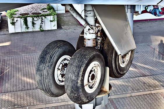 Undercarriage of Ilyushin Il-62 DDR-SEF