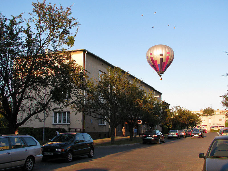 File:Indian summer 2011 with balloons (3) (6198443952) (2).jpg