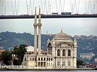 Istanbul - Bosporus-Brücke über Ortaköy-Moschee am Bosporus.jpg