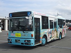 伊豆箱根バスに移籍後にアニメ作品のラッピングを施された元ところバス中型車
