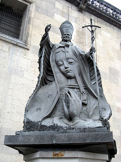 A statue of John Paul II with Our Lady of Guadalupe, by Pacho Cárdenas, made entirely with keys donated by Mexicans to symbolize that they had given him the keys to their hearts[143]
