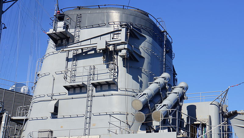 File:JS Hatakaze(DDG-171) Stack at Port of Sakaisenboku 20141019-01.JPG