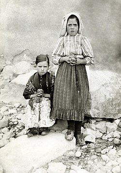 Lúcia dos Santos (stojící) se svou sestřenicí Jacintou Martovou, 1917