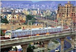 Mansarovar yakınındaki metro hattı