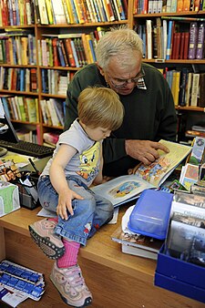 Jaromír Vytopil ve svém knihkupectví s vnučkou Jankou