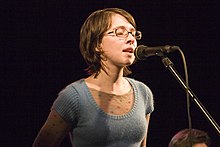 Jen Wood vystupuje v roce 2006.