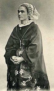 Jeune fille de Pont-Croix (Cap Sizun) en 1901, carte postale.