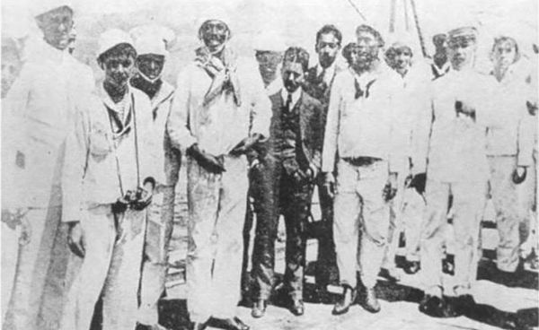 João Cândido Felisberto with reporters, officers and sailors on board Minas Geraes on 26 November 1910, the last day of the Revolt of the Lash