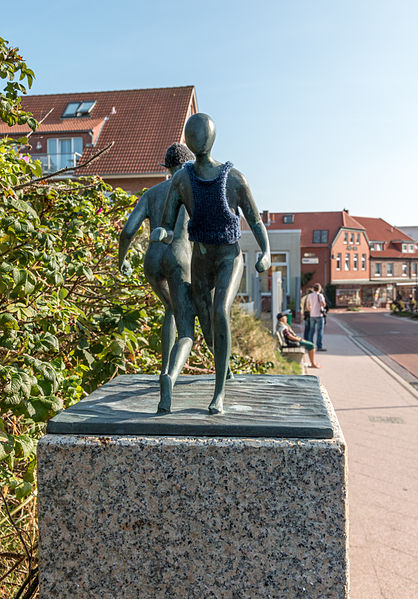 File:Juist, Skulptur -Strandläufer- -- 2014 -- 3645.jpg