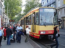 Zweisystem-Stadtbahn urbana nella zona pedonale di Kaiserstraße, principale via dello shopping della città.