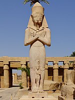 Karnak Tempel Vorhof 39.jpg